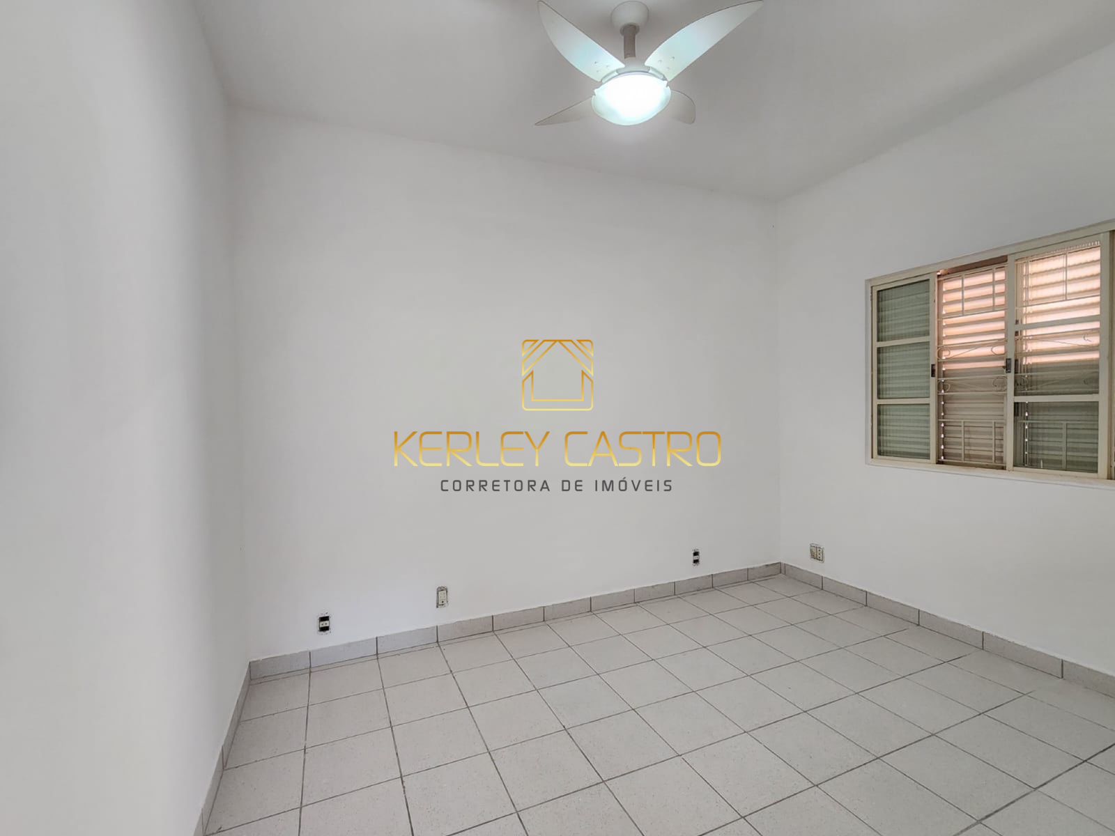 VENDO ÓTIMA CASA DE 04 QUARTOS NO SANTA RITA 
